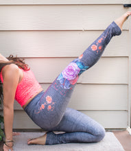 Load image into Gallery viewer, Fearless Rose Bold Legging (Black)
