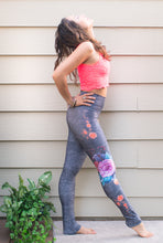 Load image into Gallery viewer, Fearless Rose Bold Legging (Black)
